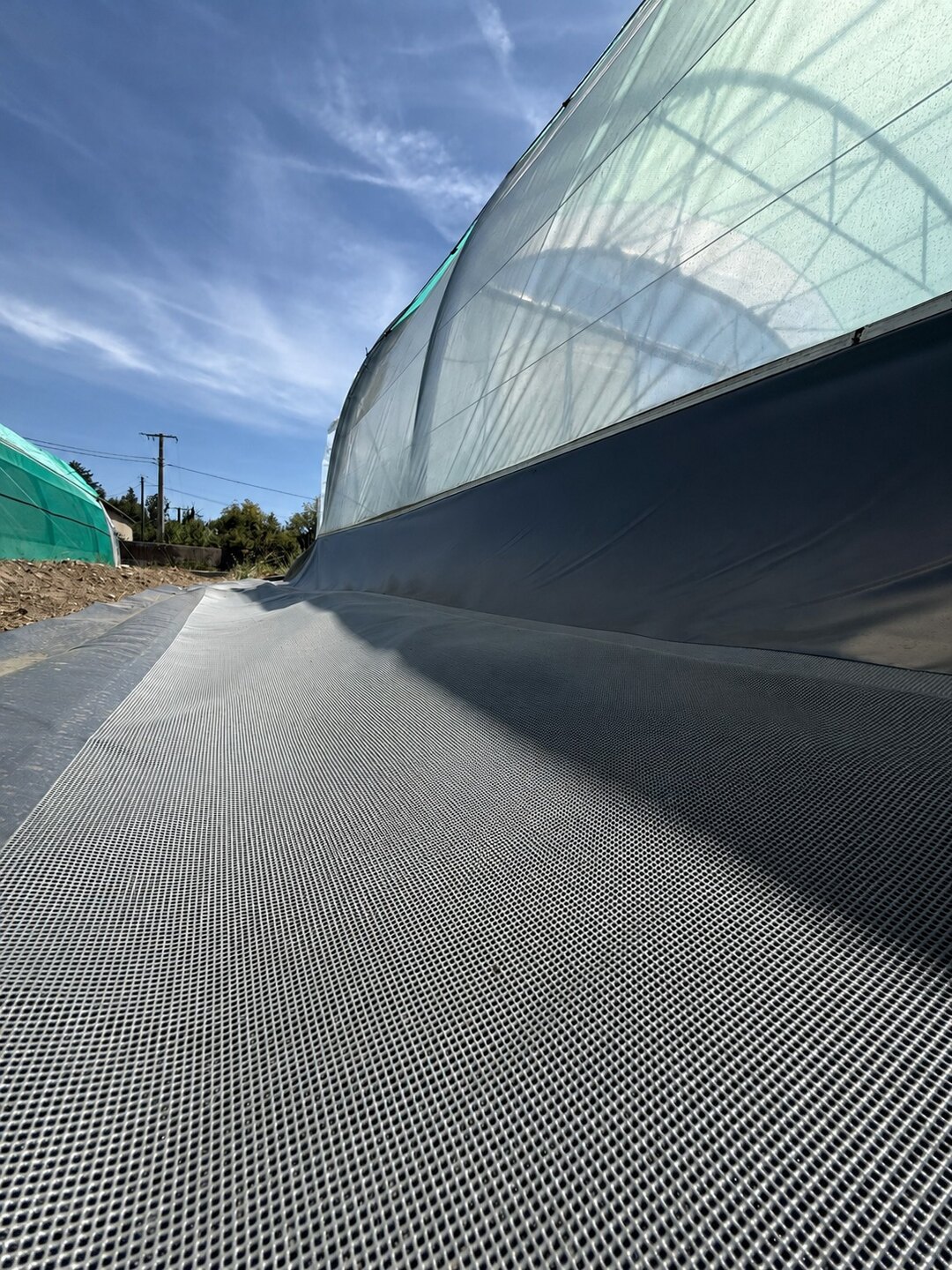 Nappe de récupération AlveoSerre installée le long d’une serre à Brindas